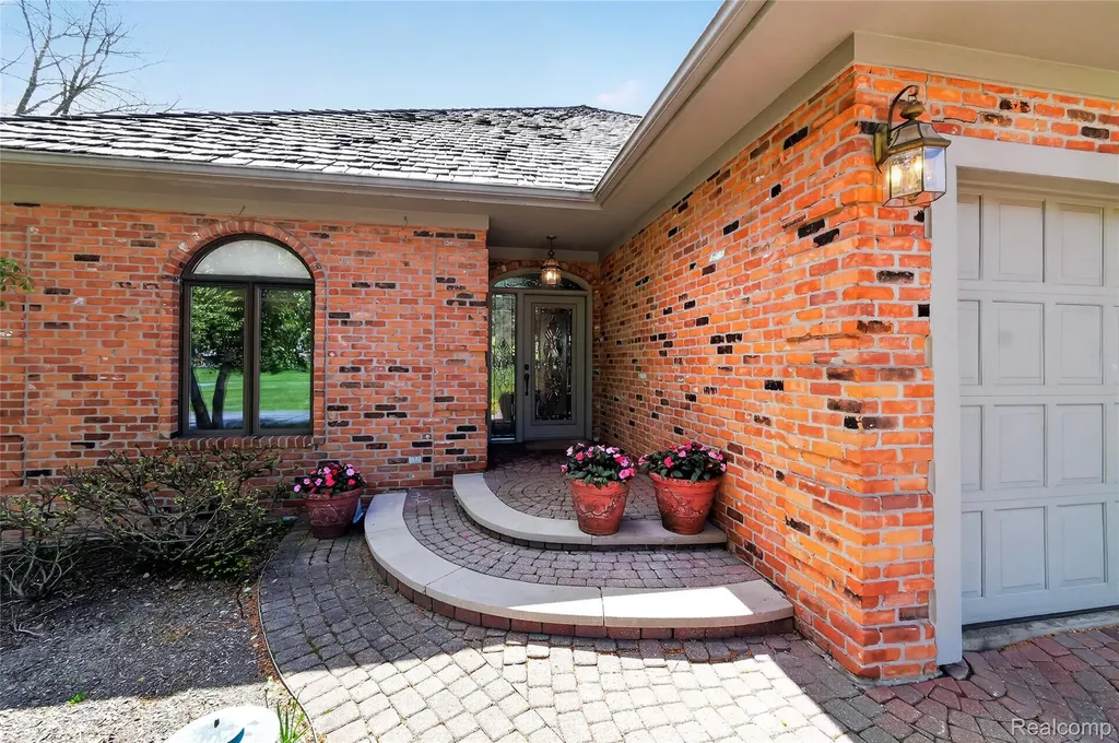 24 Chateaux Du Lac Fenton Charter Township MI 48430
