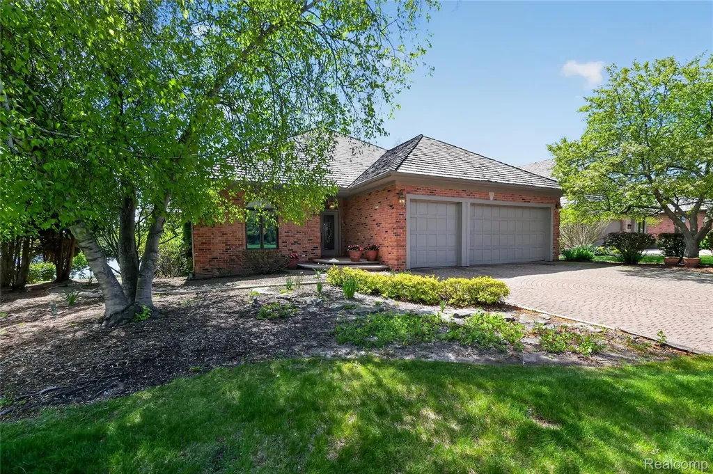 24 Chateaux Du Lac Fenton Charter Township MI 48430