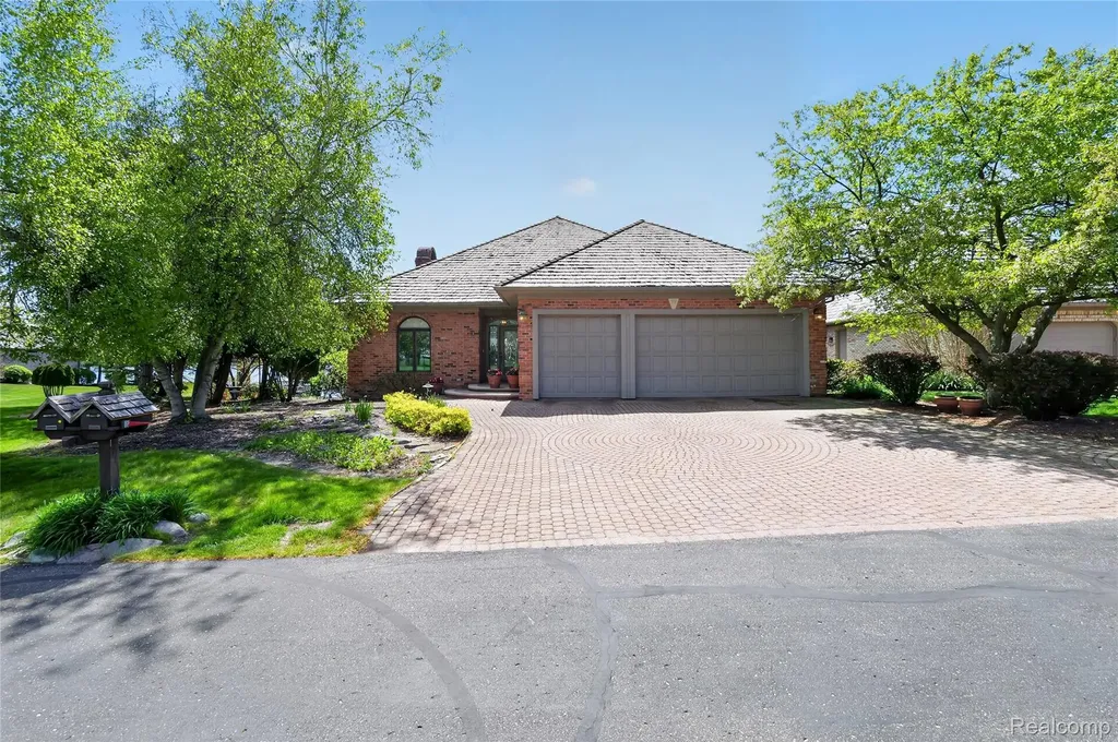 24 Chateaux Du Lac Fenton Charter Township MI 48430