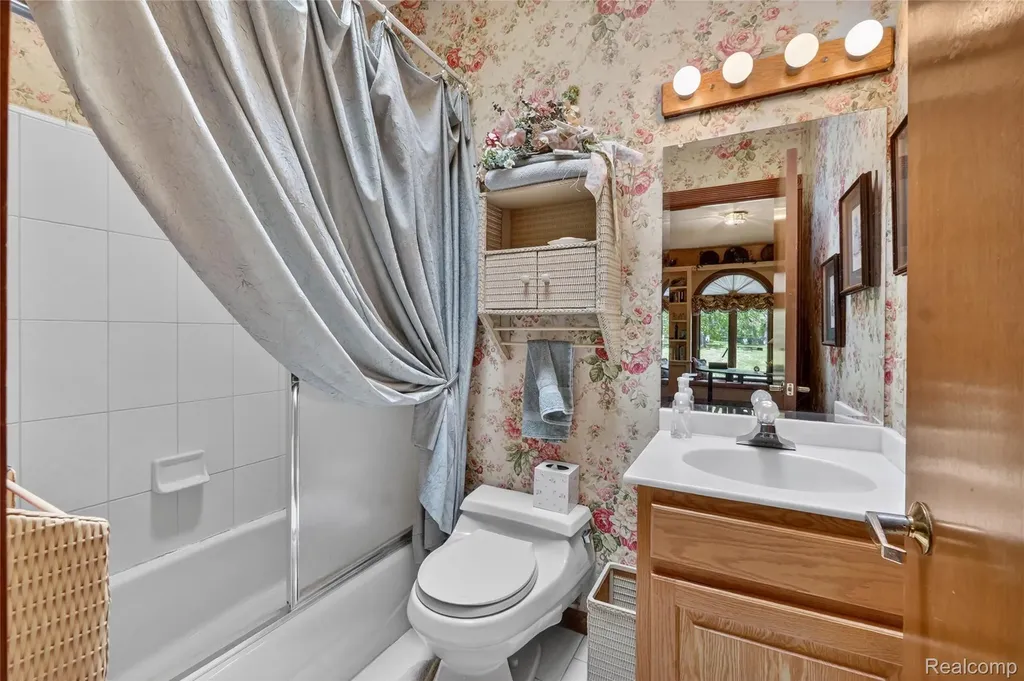 24 Chateaux Du Lac Fenton Charter Township MI 48430
