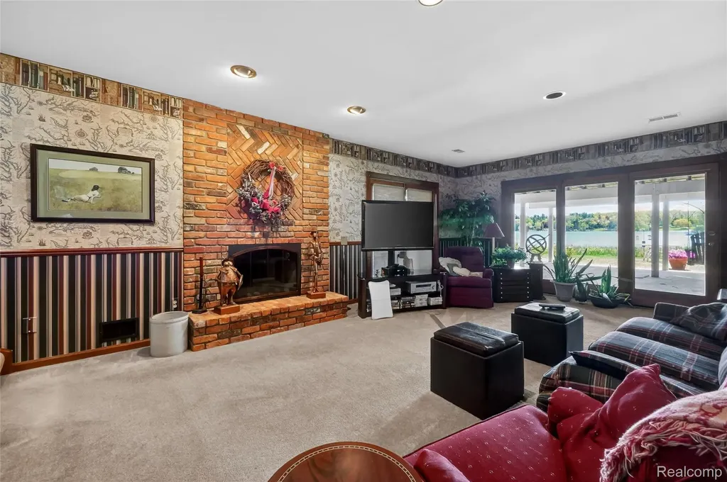 24 Chateaux Du Lac Fenton Charter Township MI 48430