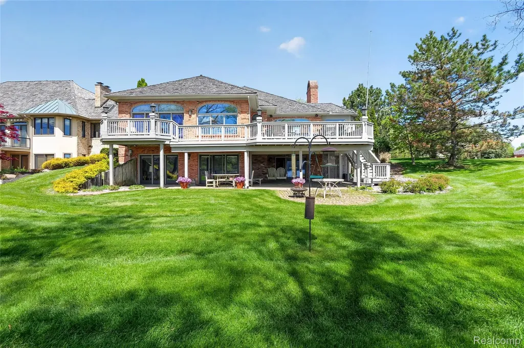 24 Chateaux Du Lac Fenton Charter Township MI 48430