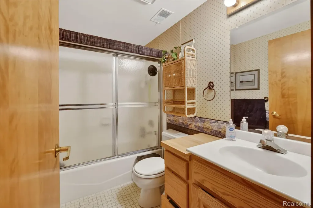 24 Chateaux Du Lac Fenton Charter Township MI 48430