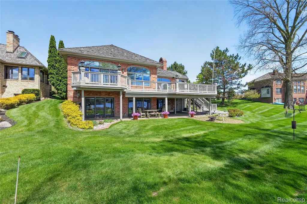 24 Chateaux Du Lac Fenton Charter Township MI 48430