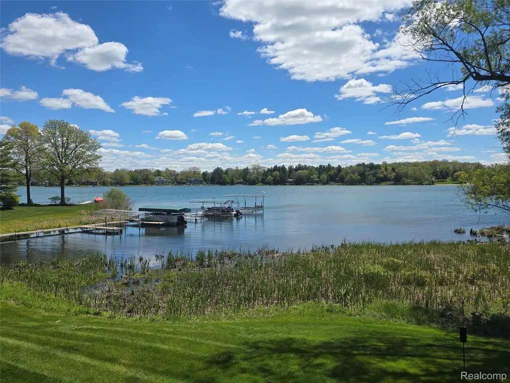 24 Chateaux Du Lac Fenton Charter Township MI 48430