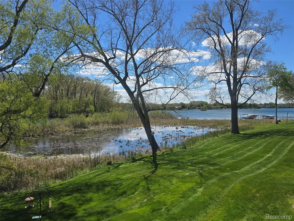 24 Chateaux Du Lac Fenton Charter Township MI 48430