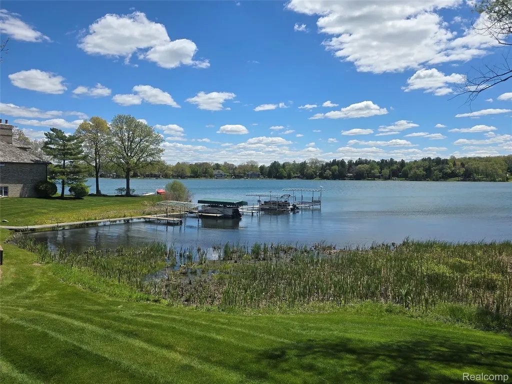24 Chateaux Du Lac Fenton Charter Township MI 48430