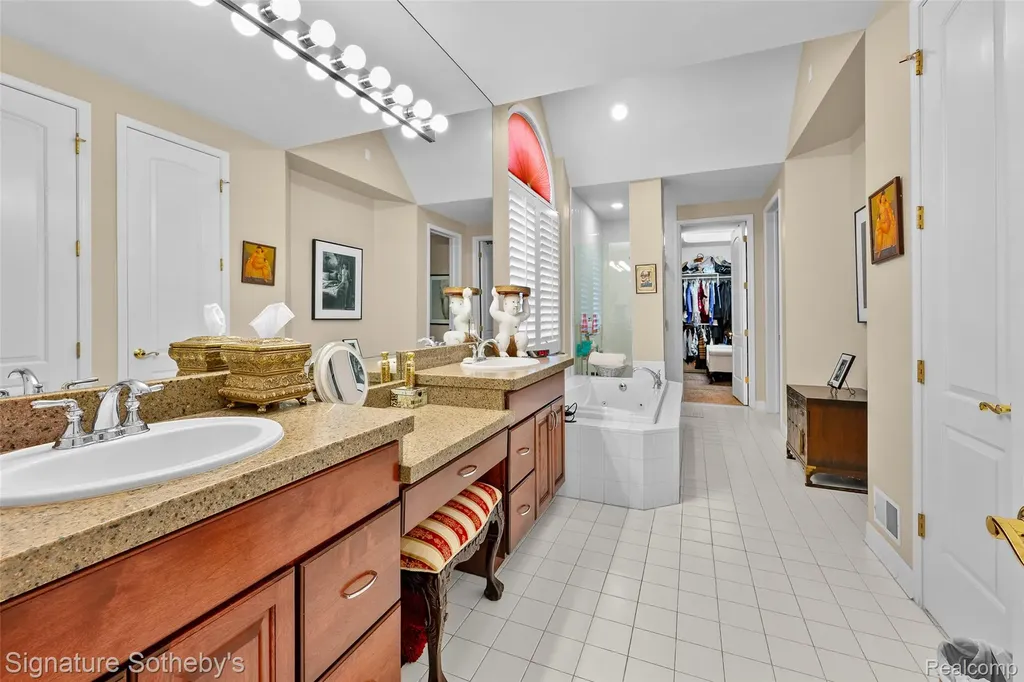5375 Pembrooke Crossing Court West Bloomfield Charter Township MI 48322