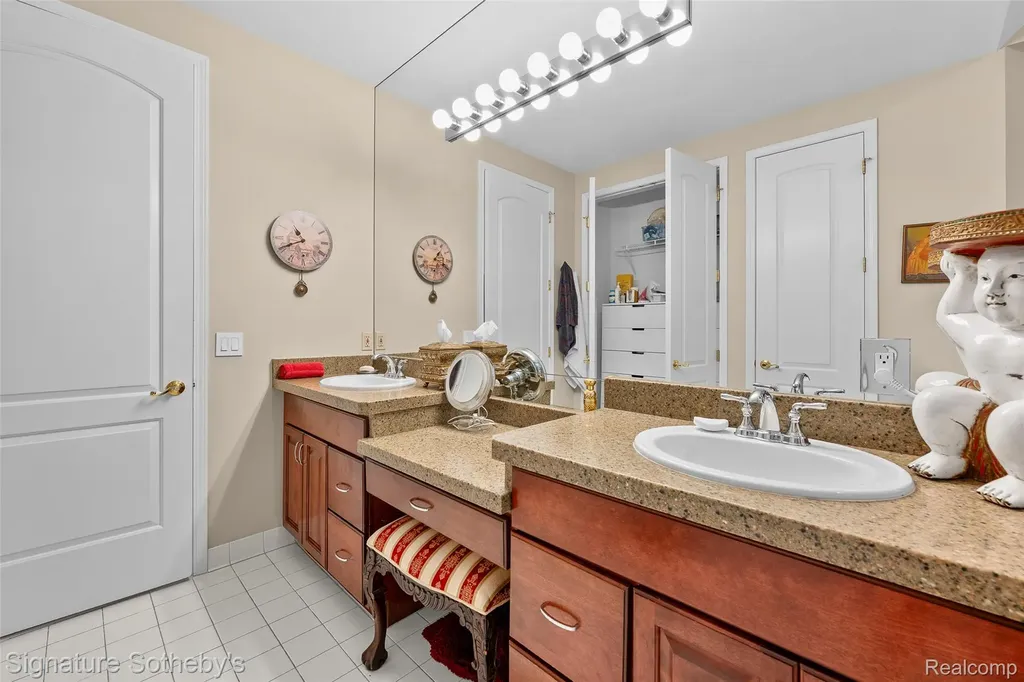 5375 Pembrooke Crossing Court West Bloomfield Charter Township MI 48322