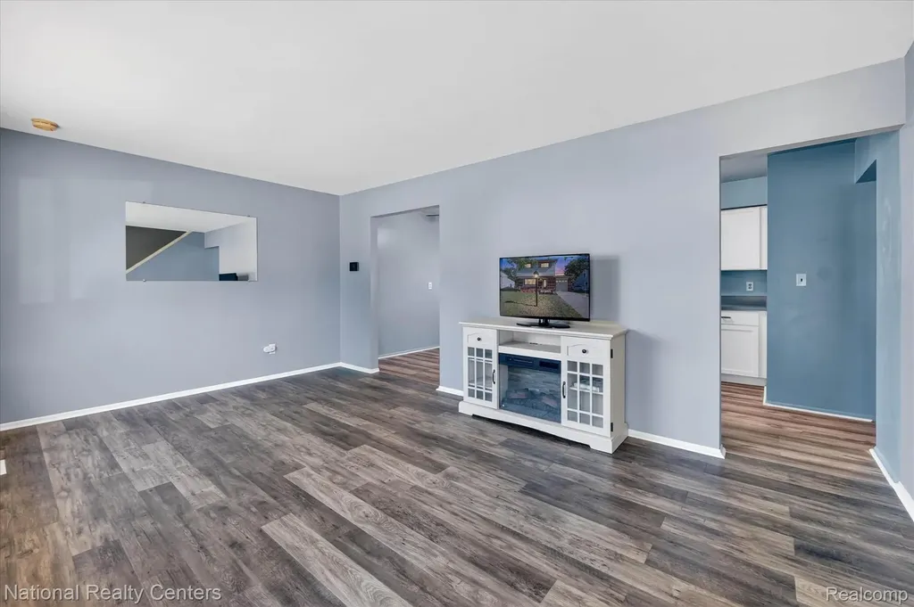 34472 Phyllis Street Wayne City MI 48184
