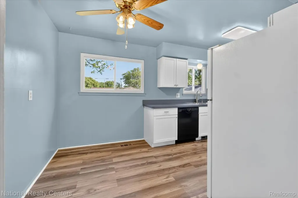 34472 Phyllis Street Wayne City MI 48184