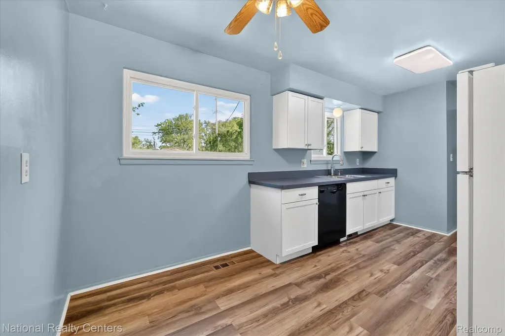 34472 Phyllis Street Wayne City MI 48184