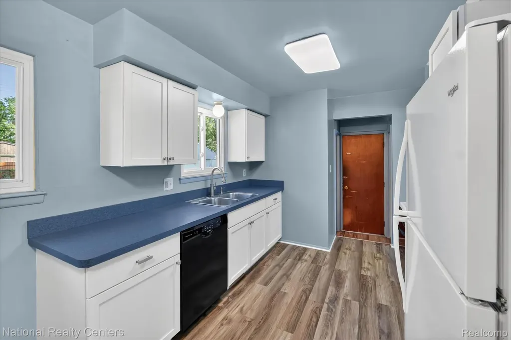 34472 Phyllis Street Wayne City MI 48184