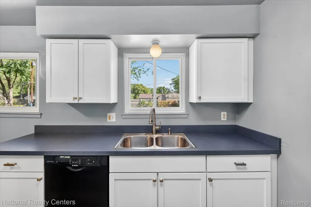 34472 Phyllis Street Wayne City MI 48184