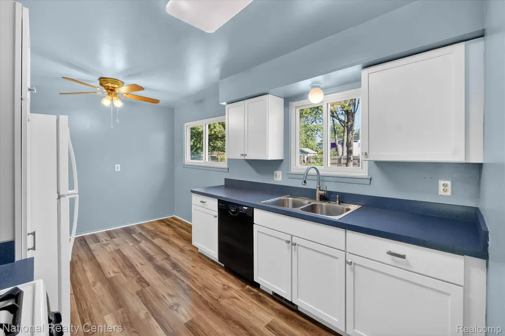 34472 Phyllis Street Wayne City MI 48184