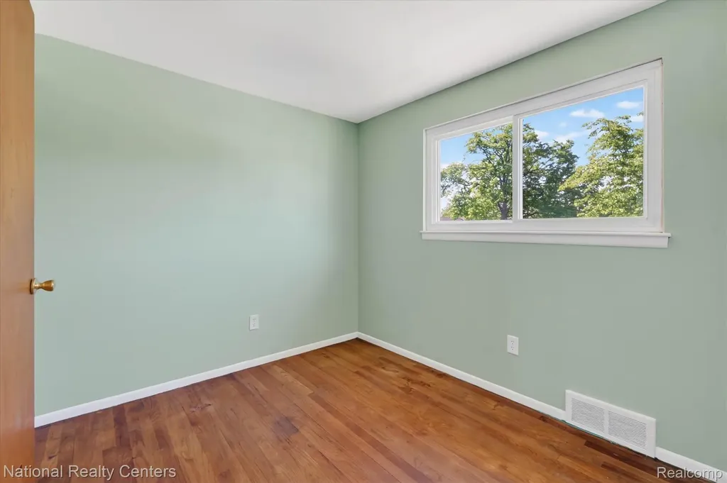 34472 Phyllis Street Wayne City MI 48184