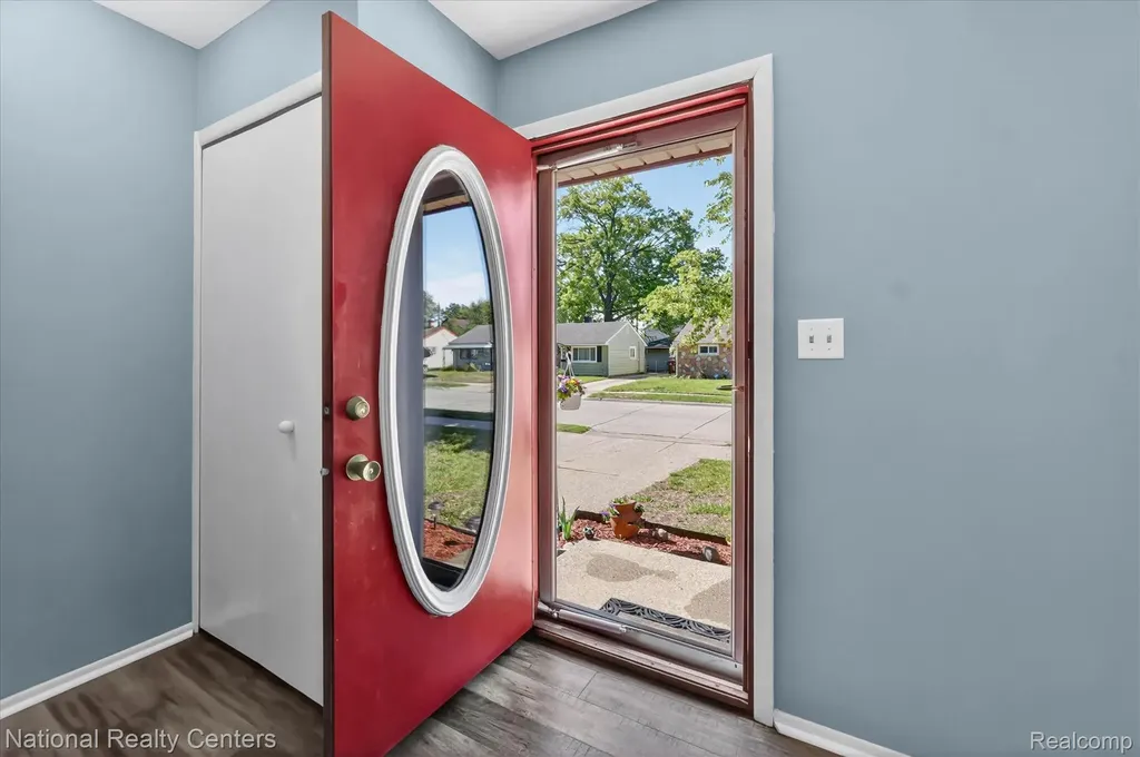 34472 Phyllis Street Wayne City MI 48184
