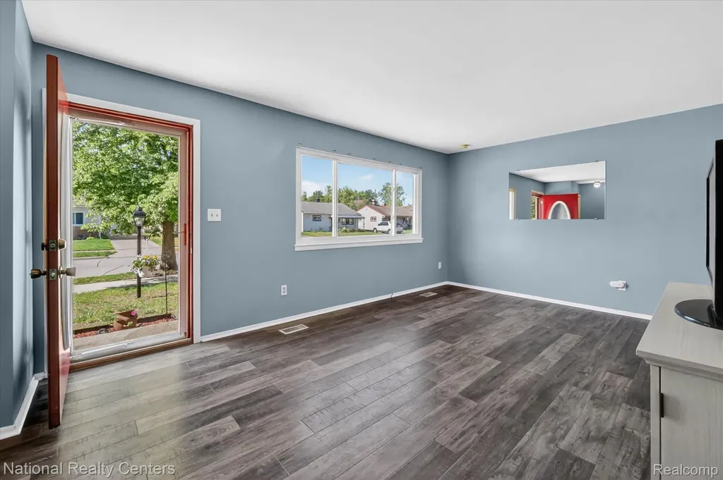 34472 Phyllis Street Wayne City MI 48184