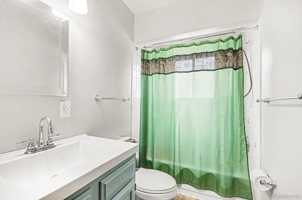 22844 Hillock Avenue Warren City MI 48089
