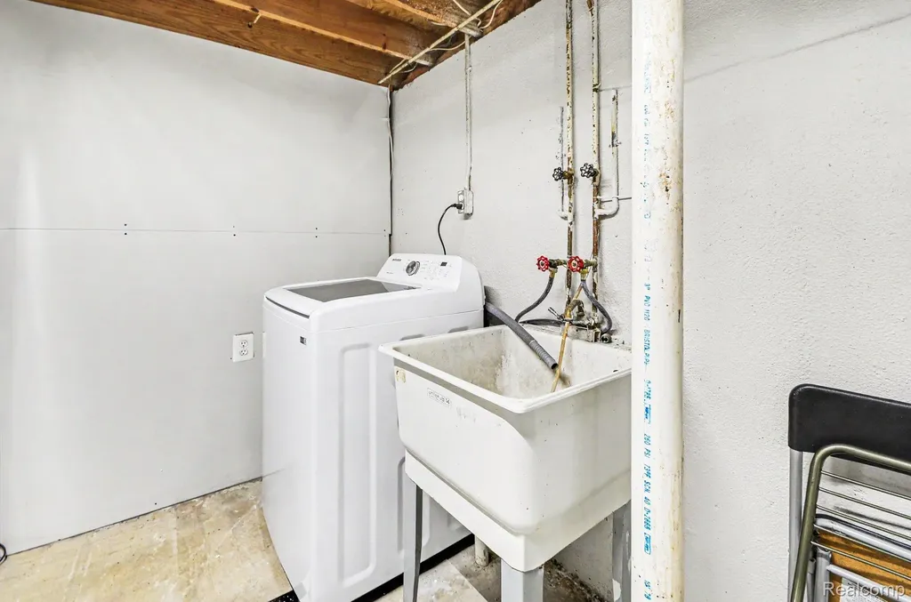 22844 Hillock Avenue Warren City MI 48089