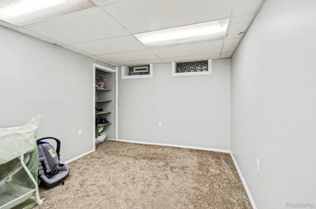 22844 Hillock Avenue Warren City MI 48089