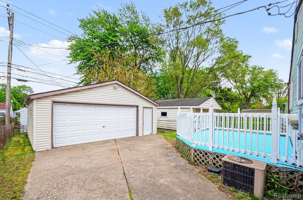 22844 Hillock Avenue Warren City MI 48089