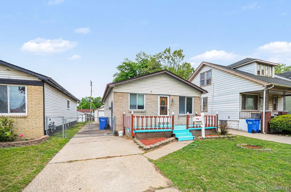 22844 Hillock Avenue Warren City MI 48089