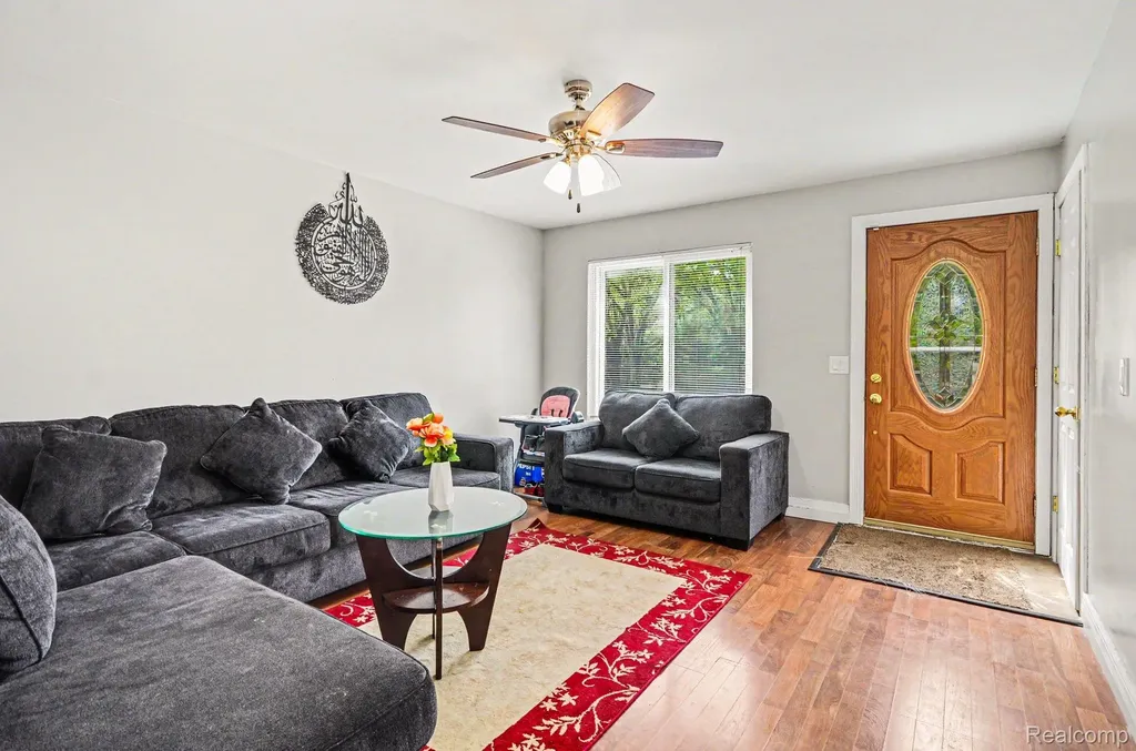 22844 Hillock Avenue Warren City MI 48089