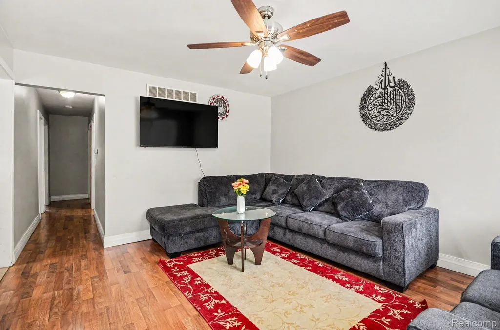 22844 Hillock Avenue Warren City MI 48089