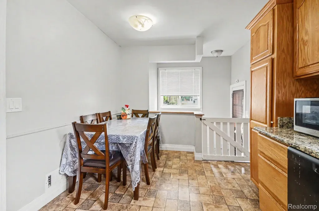 22844 Hillock Avenue Warren City MI 48089