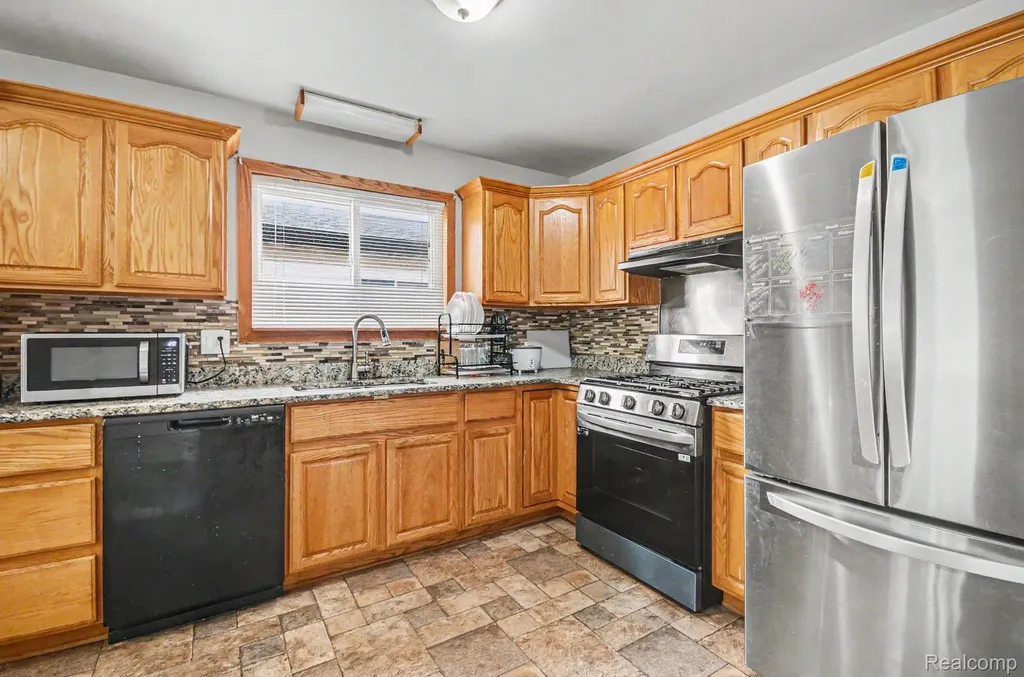 22844 Hillock Avenue Warren City MI 48089