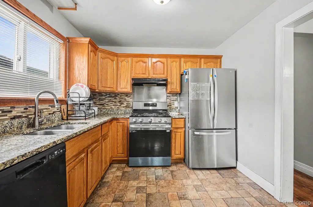 22844 Hillock Avenue Warren City MI 48089