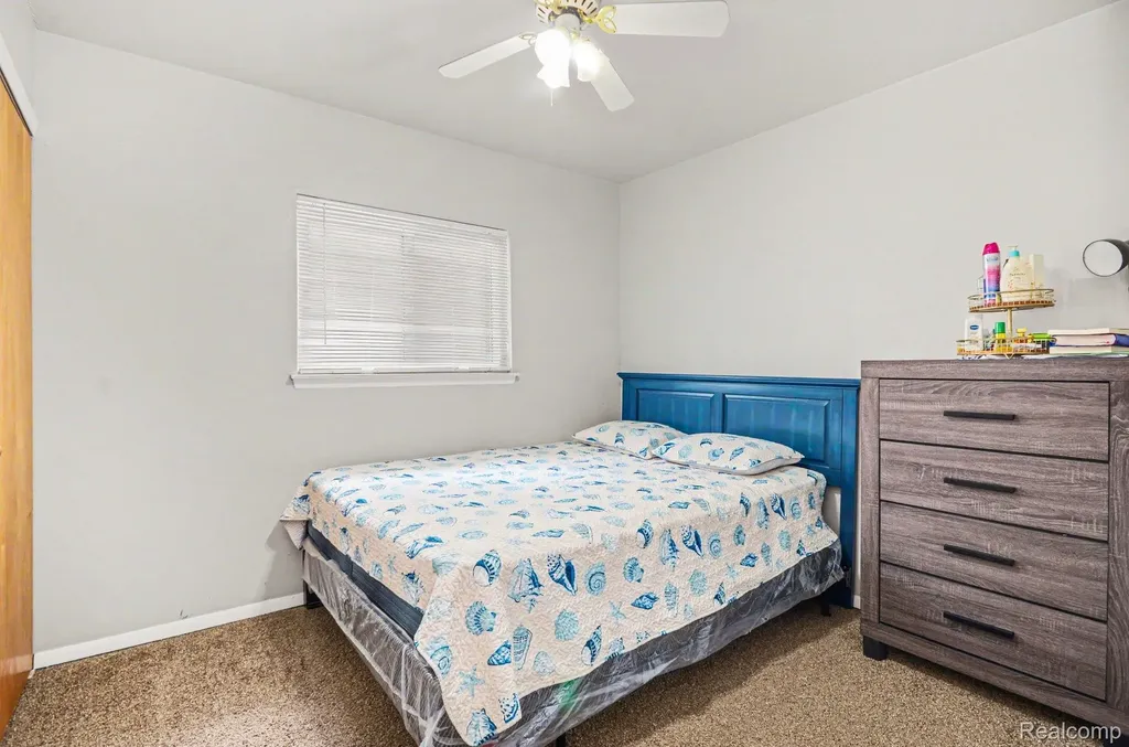 22844 Hillock Avenue Warren City MI 48089