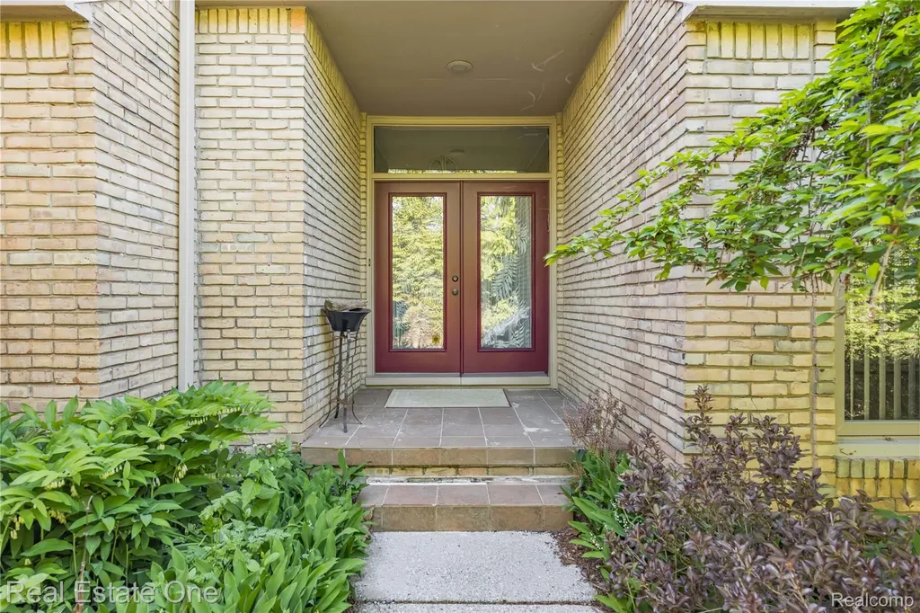 5000 Mirror Lake Court West Bloomfield Charter Township MI 48323