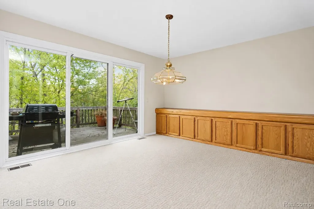 5000 Mirror Lake Court West Bloomfield Charter Township MI 48323