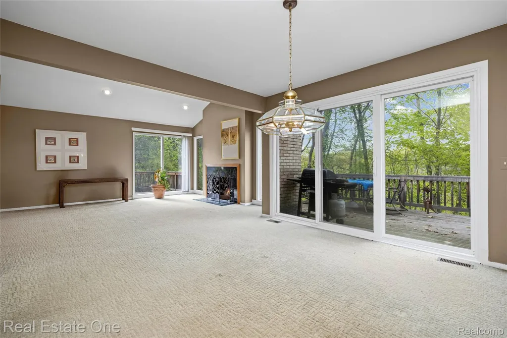 5000 Mirror Lake Court West Bloomfield Charter Township MI 48323