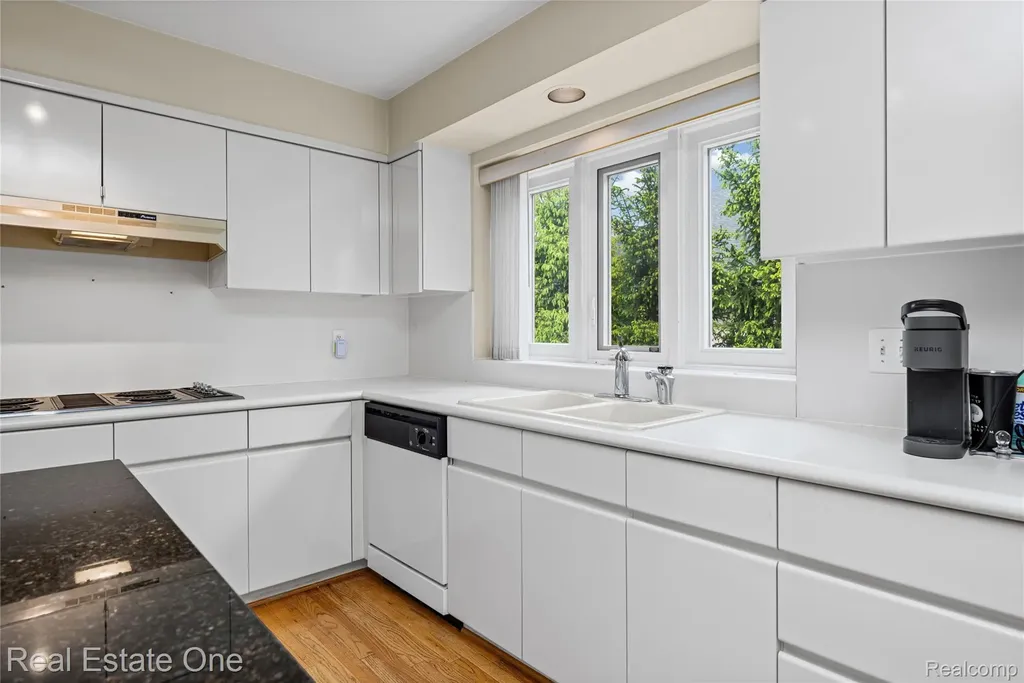 5000 Mirror Lake Court West Bloomfield Charter Township MI 48323