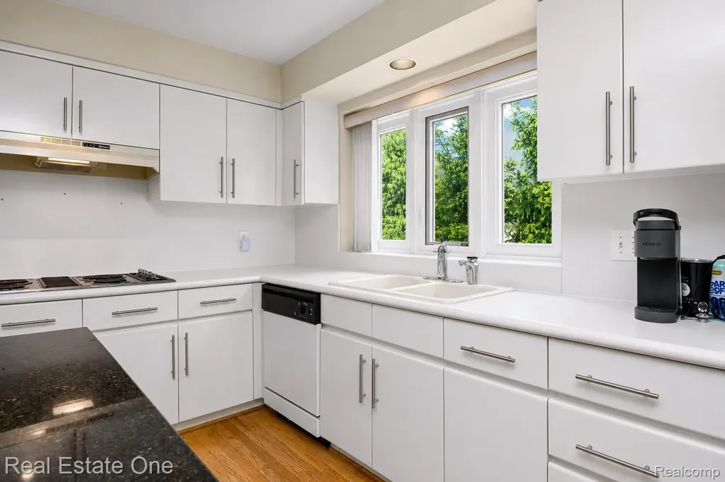 5000 Mirror Lake Court West Bloomfield Charter Township MI 48323