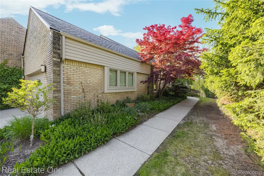 5000 Mirror Lake Court West Bloomfield Charter Township MI 48323