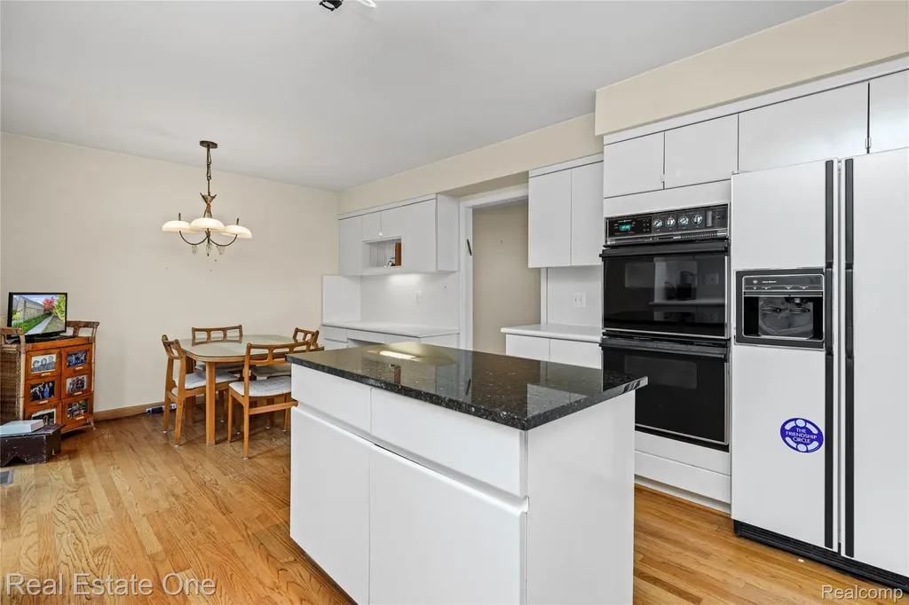 5000 Mirror Lake Court West Bloomfield Charter Township MI 48323