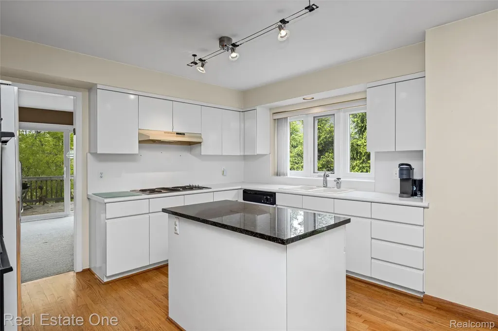 5000 Mirror Lake Court West Bloomfield Charter Township MI 48323