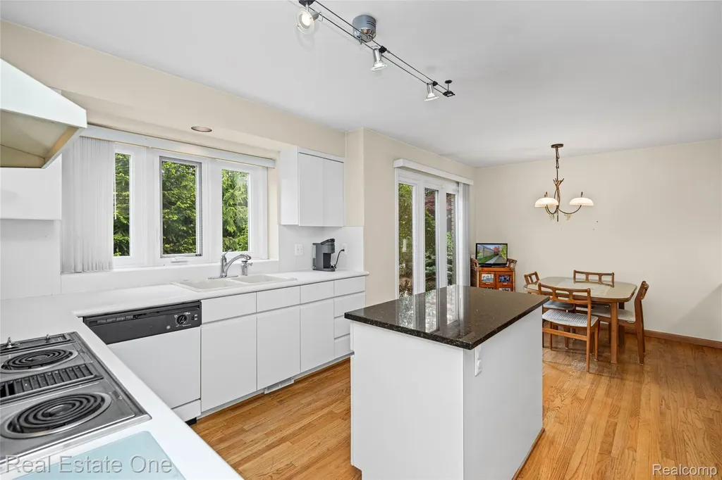 5000 Mirror Lake Court West Bloomfield Charter Township MI 48323