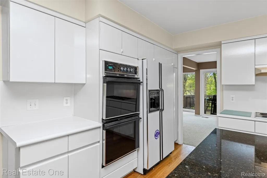 5000 Mirror Lake Court West Bloomfield Charter Township MI 48323