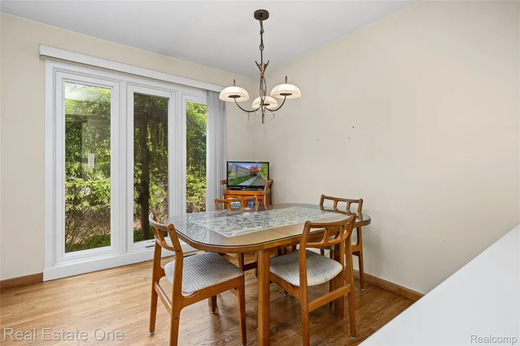 5000 Mirror Lake Court West Bloomfield Charter Township MI 48323