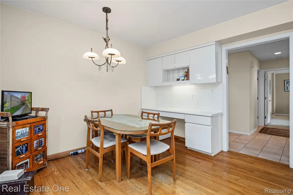 5000 Mirror Lake Court West Bloomfield Charter Township MI 48323