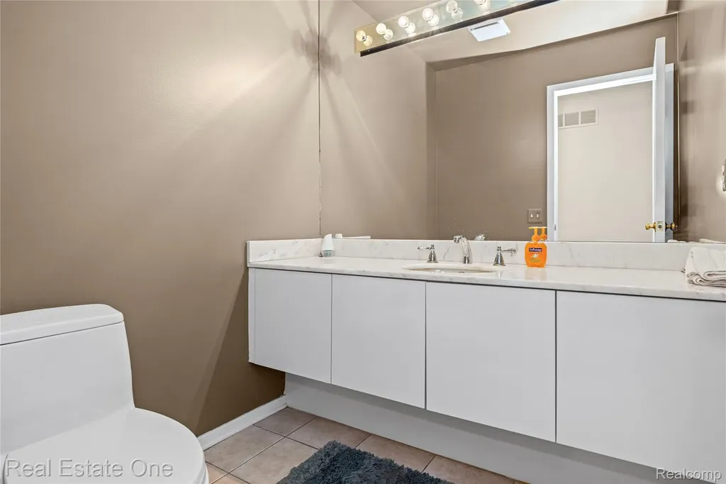 5000 Mirror Lake Court West Bloomfield Charter Township MI 48323