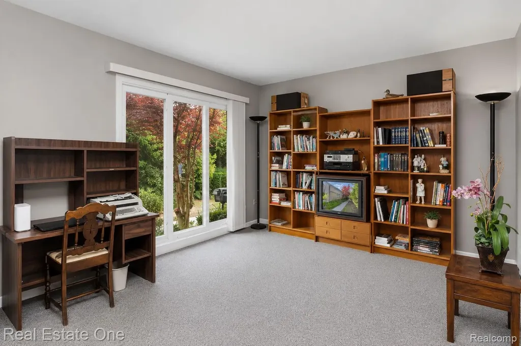 5000 Mirror Lake Court West Bloomfield Charter Township MI 48323