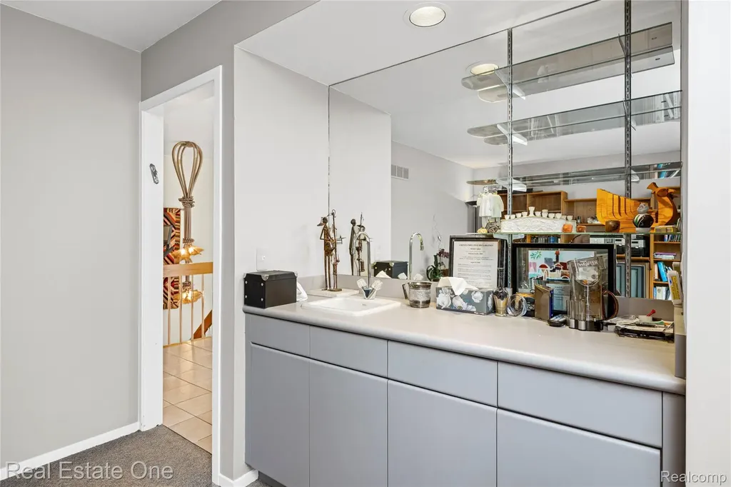 5000 Mirror Lake Court West Bloomfield Charter Township MI 48323