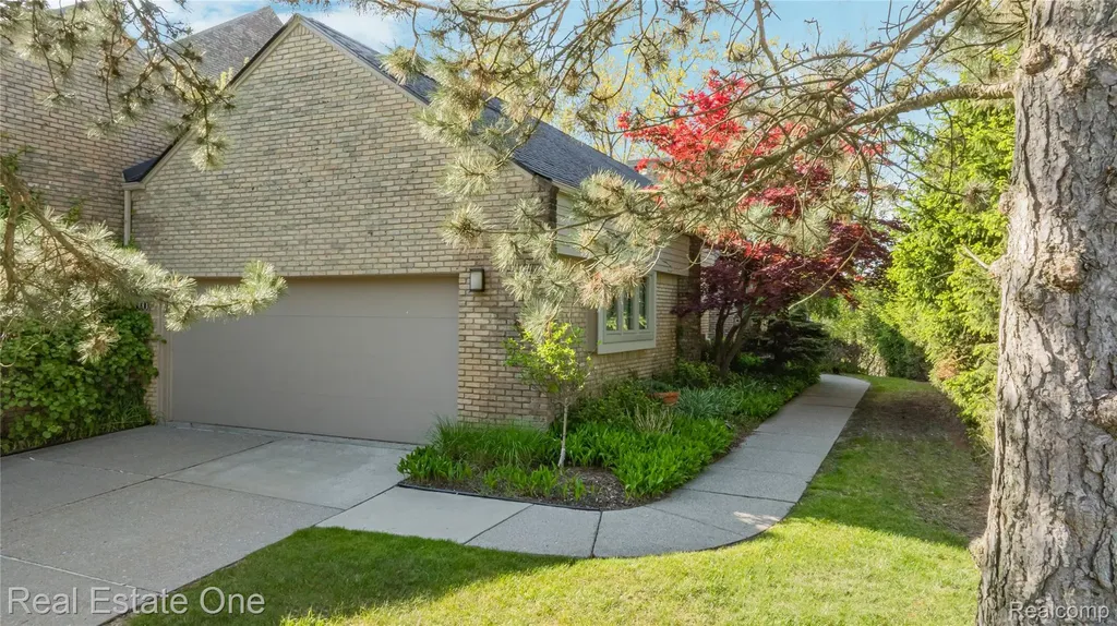 5000 Mirror Lake Court West Bloomfield Charter Township MI 48323