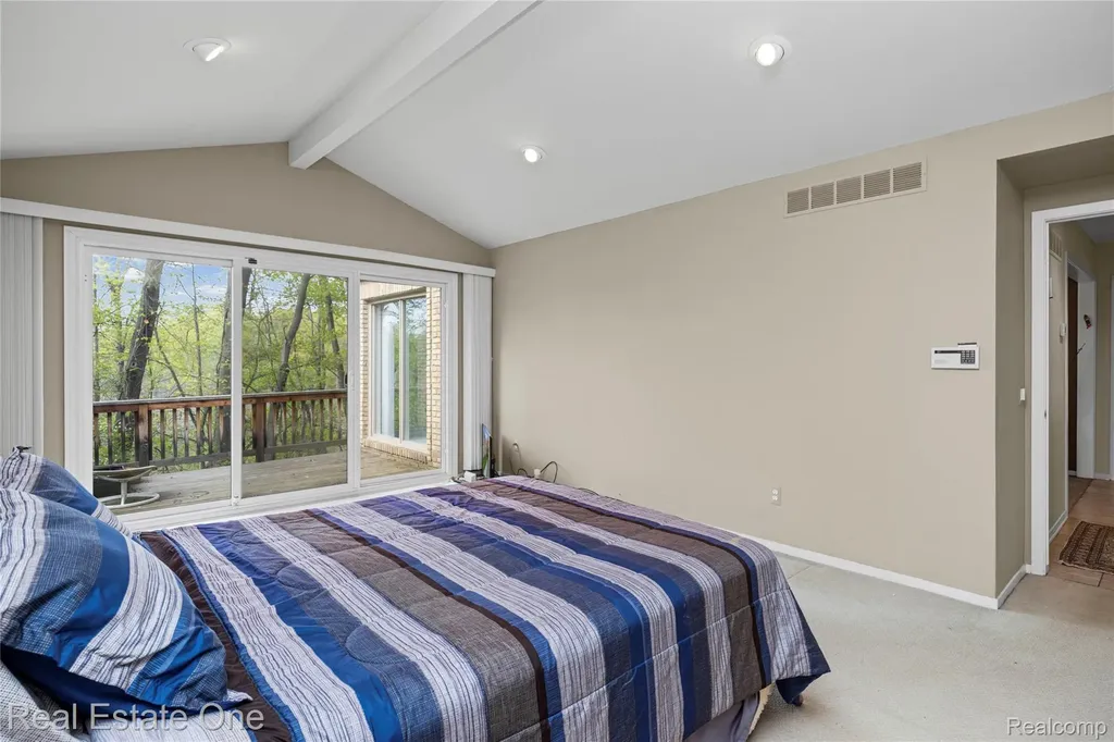 5000 Mirror Lake Court West Bloomfield Charter Township MI 48323